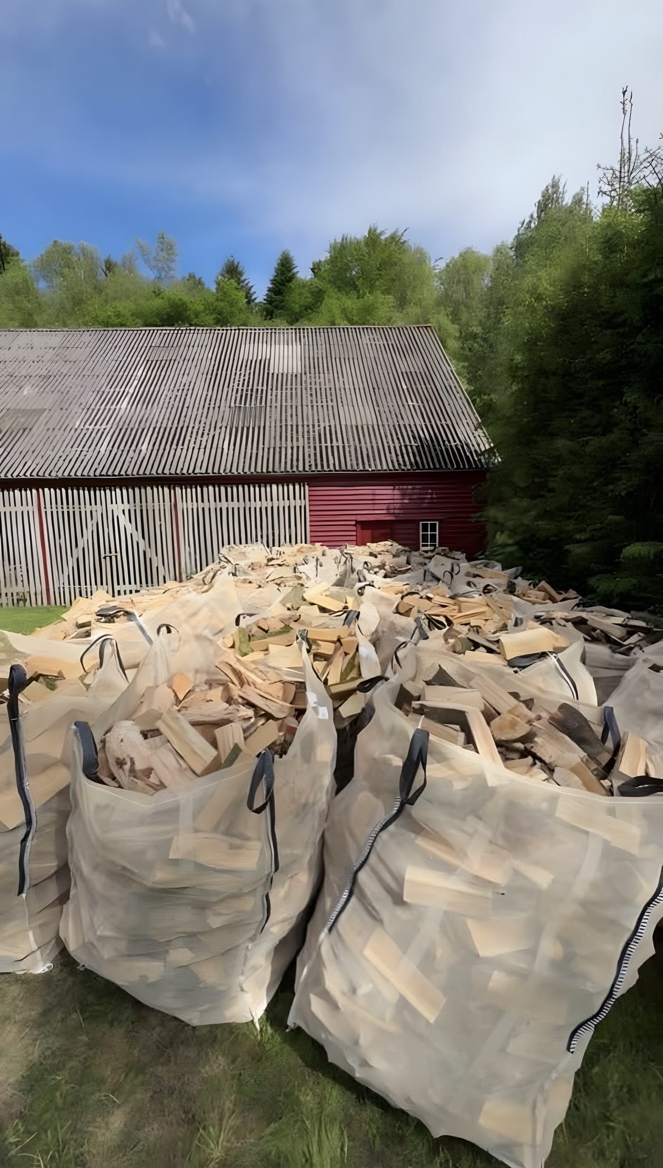Færdigpakkede big bags med bøgebrænde ved laden